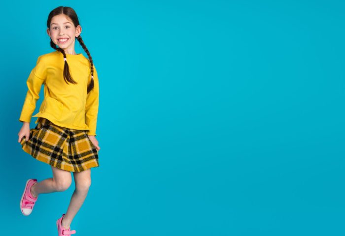 Bambina felice prima del rientro a scuola, il momento giusto per un ciclo di cure termali alle Terme di Castrocaro